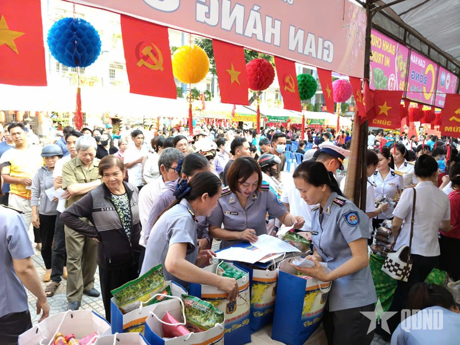 Thắm tình quân dân trong “Phiên chợ nghĩa tình”